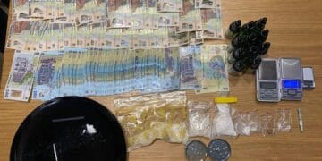 DIICOT! Substanțe periculoase, bani și cântare de precizie ridicate la percheziții. Un bărbat, arestat preventiv