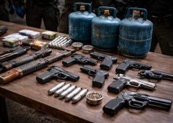 Percheziții! Arme și butelii cu gaz descoperite la locuințele unor suspecți