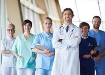 Cum obțin asistenții medicali avizul de liberă practică: actele necesare pentru exercitarea profesiei