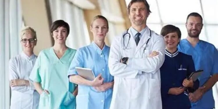 Cum obțin asistenții medicali avizul de liberă practică: actele necesare pentru exercitarea profesiei