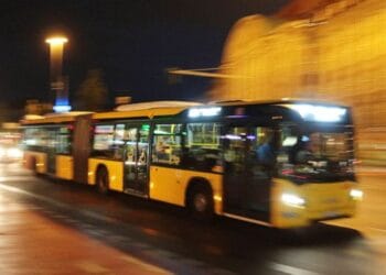 Două femei rănite după ce au căzut dintr-un autobuz! Ușa vehiculului nu ar fi fost asigurată!