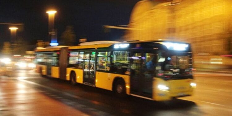 Două femei rănite după ce au căzut dintr-un autobuz! Ușa vehiculului nu ar fi fost asigurată!