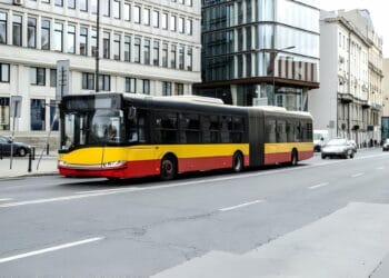 Un adolescent a furat un autobuz și a mers 130 km ca să-și ducă iubita la școală