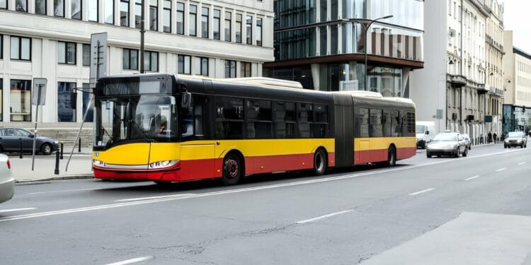 Un adolescent a furat un autobuz și a mers 130 km ca să-și ducă iubita la școală