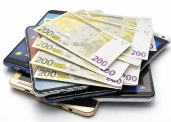Cuplu prins după ce a plătit telefoane cu bani falși. Bancnotele de 200 de euro erau contrafăcute