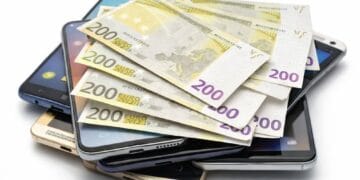 Cuplu prins după ce a plătit telefoane cu bani falși. Bancnotele de 200 de euro erau contrafăcute