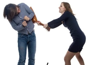 Femeie reținută după ce și-ar fi agresat soțul. Polițiștii au emis ordin de protecție provizoriu