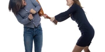 Femeie reținută după ce și-ar fi agresat soțul. Polițiștii au emis ordin de protecție provizoriu