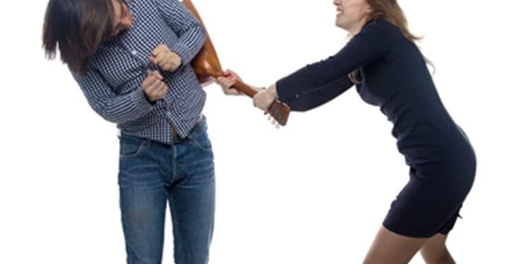 Femeie reținută după ce și-ar fi agresat soțul. Polițiștii au emis ordin de protecție provizoriu