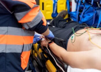 Intervenție contracronometru! Polițiștii au readus la viață un bărbat aflat în stop cardio-respirator