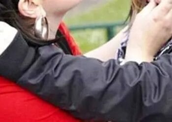 Bătaie între două adolescente! Una dintre ele a folosit spray lacrimogen. Victima, dusă la spital