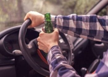 Reținut după ce și-a încălcat ordinul de protecție. Bărbat prins și băut la volan!