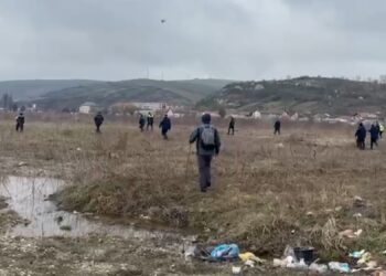 Alertă! Două fetițe de 4 și 5 ani, dispărute din curtea casei! Căutări masive, inclusiv cu elicopterul