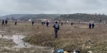 Alertă! Două fetițe de 4 și 5 ani, dispărute din curtea casei! Căutări masive, inclusiv cu elicopterul