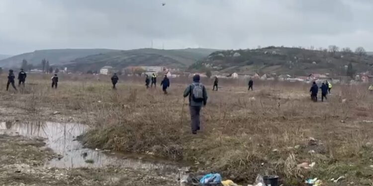 Alertă! Două fetițe de 4 și 5 ani, dispărute din curtea casei! Căutări masive, inclusiv cu elicopterul