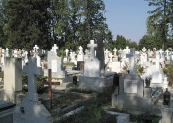 Accident grav pe șantierul unui cimitir! Doi muncitori electrocutați, unul în stare critică