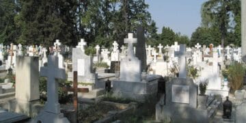 Accident grav pe șantierul unui cimitir! Doi muncitori electrocutați, unul în stare critică