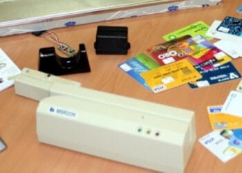 VIDEO. Doi bărbați prinși în flagrant după ce au clonat carduri de carburant. Prejudiciu de 30.000 de lei