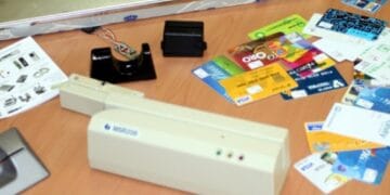 VIDEO. Doi bărbați prinși în flagrant după ce au clonat carduri de carburant. Prejudiciu de 30.000 de lei