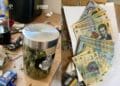 Dealer prins în flagrant! Droguri, bani și cântare de precizie, descoperite la percheziții