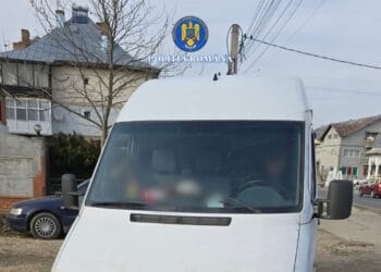 Transport ilegal de fier vechi depistat de polițiști. Amendă de 15.000 de lei și autoutilitară confiscată
