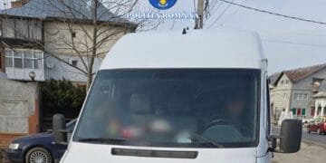 Transport ilegal de fier vechi depistat de polițiști. Amendă de 15.000 de lei și autoutilitară confiscată