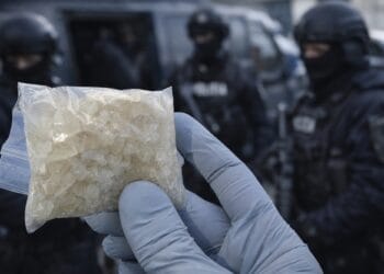 Traficant de droguri de mare risc, prins de DIICOT! Substanțe sintetice extrem de periculoase, descoperite la percheziții
