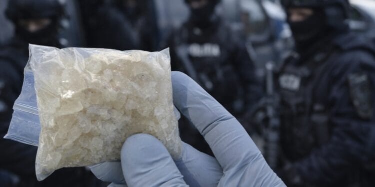 Traficant de droguri de mare risc, prins de DIICOT! Substanțe sintetice extrem de periculoase, descoperite la percheziții