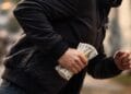 Escroc prins după ce a furat 14.000 de lei de la o pensionară. S-a dat drept reprezentant al unei instituții