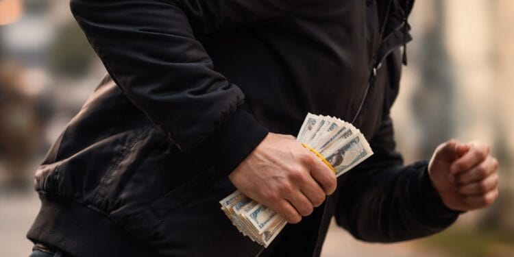 Escroc prins după ce a furat 14.000 de lei de la o pensionară. S-a dat drept reprezentant al unei instituții