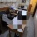 Polițiștii acuză condiții insalubre: „respirăm mucegai, în timp ce deținuții au condiții monitorizate”