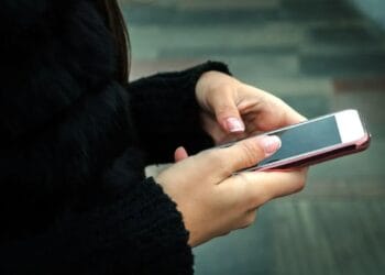 Escrocherie prin SMS-uri false de curierat! Percheziții la doi bărbați suspectați că au păcălit mai multe persoane!