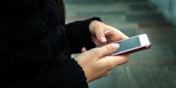 Escrocherie prin SMS-uri false de curierat! Percheziții la doi bărbați suspectați că au păcălit mai multe persoane!