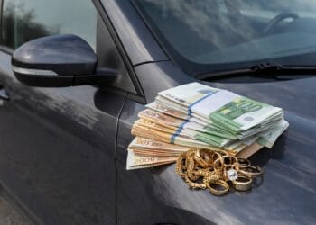 Iubire transformată în jaf! Și-a jefuit iubita și a încercat să fugă din țară cu mașina și banii ei!