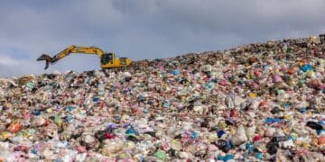 Mega-dosar! 83 de percheziții și un prejudiciu uriaș de 237 de milioane de lei în „afacerea deșeurilor fictive”