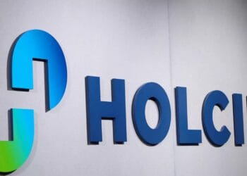 Cel mai mare mural sustenabil din România, realizat pe silozurile fabricii Holcim! Lucrarea purifică aerul ca o pădure!