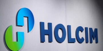 Cel mai mare mural sustenabil din România, realizat pe silozurile fabricii Holcim! Lucrarea purifică aerul ca o pădure!