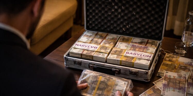 Escrocherie de 128.000 de euro! Fals agent imobiliar, arestat după ce a înlocuit banii cu bancnote de joc!