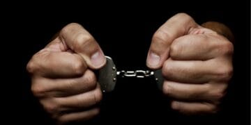 Atac brutal! Bărbat arestat după ce și-a lovit fosta soție cu o rangă în cap!