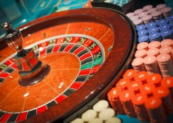 Descinderi la un clan cunoscut! Cazinou ilegal spart de polițiști. Zaruri măsluite și zeci de mii de lei, găsite la percheziții!