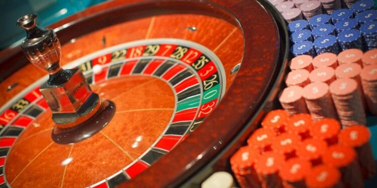 Descinderi la un clan cunoscut! Cazinou ilegal spart de polițiști. Zaruri măsluite și zeci de mii de lei, găsite la percheziții!