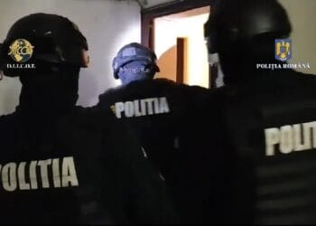 Mascații au greșit adresa! Au intrat într-un apartament unde aveau informații ca s-ar afla traficanți de droguri! Peste ce au dat…