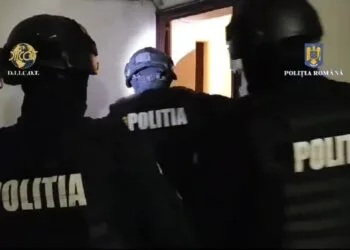 Mascații au greșit adresa! Au intrat într-un apartament unde aveau informații ca s-ar afla traficanți de droguri! Peste ce au dat…