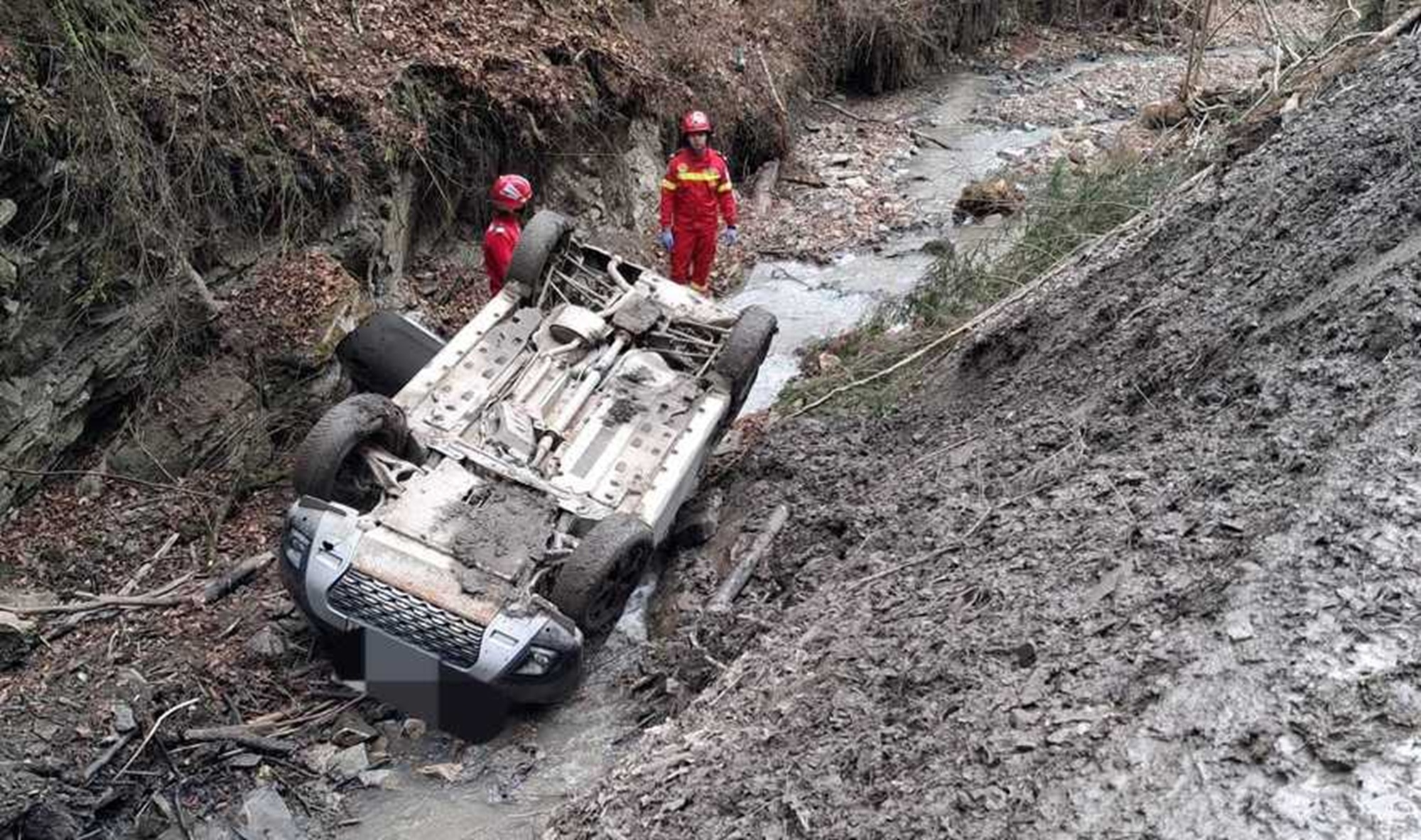 Tragedie! Un bărbat a murit după ce mașina a căzut într-o râpă de 7 metri