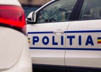 Urmărire în trafic! Șofer fără permis, căutat pentru trafic de droguri, prins după ce a intrat cu mașina în gard