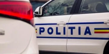 Urmărire în trafic! Șofer fără permis, căutat pentru trafic de droguri, prins după ce a intrat cu mașina în gard