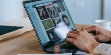 Tânăr de 28 de ani, reținut de DIICOT pentru pornografie infantilă. Ar fi descărcat și distribuit materiale cu minori