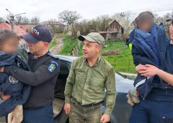 Erou în uniformă verde! Un pădurar a salvat două fetițe dispărute după 36 de ore de căutări