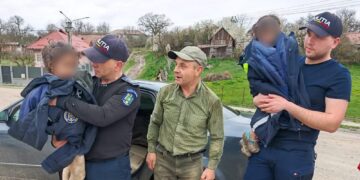 Erou în uniformă verde! Un pădurar a salvat două fetițe dispărute după 36 de ore de căutări