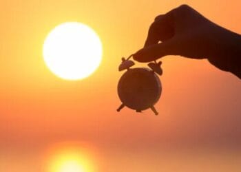 România trece la ora de vară. Noaptea se scurtează, iar organismul resimte schimbarea